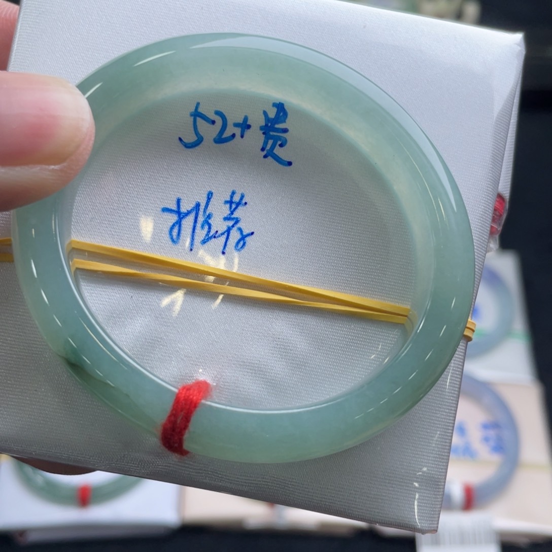 翡翠手镯未镶嵌翡翠手镯