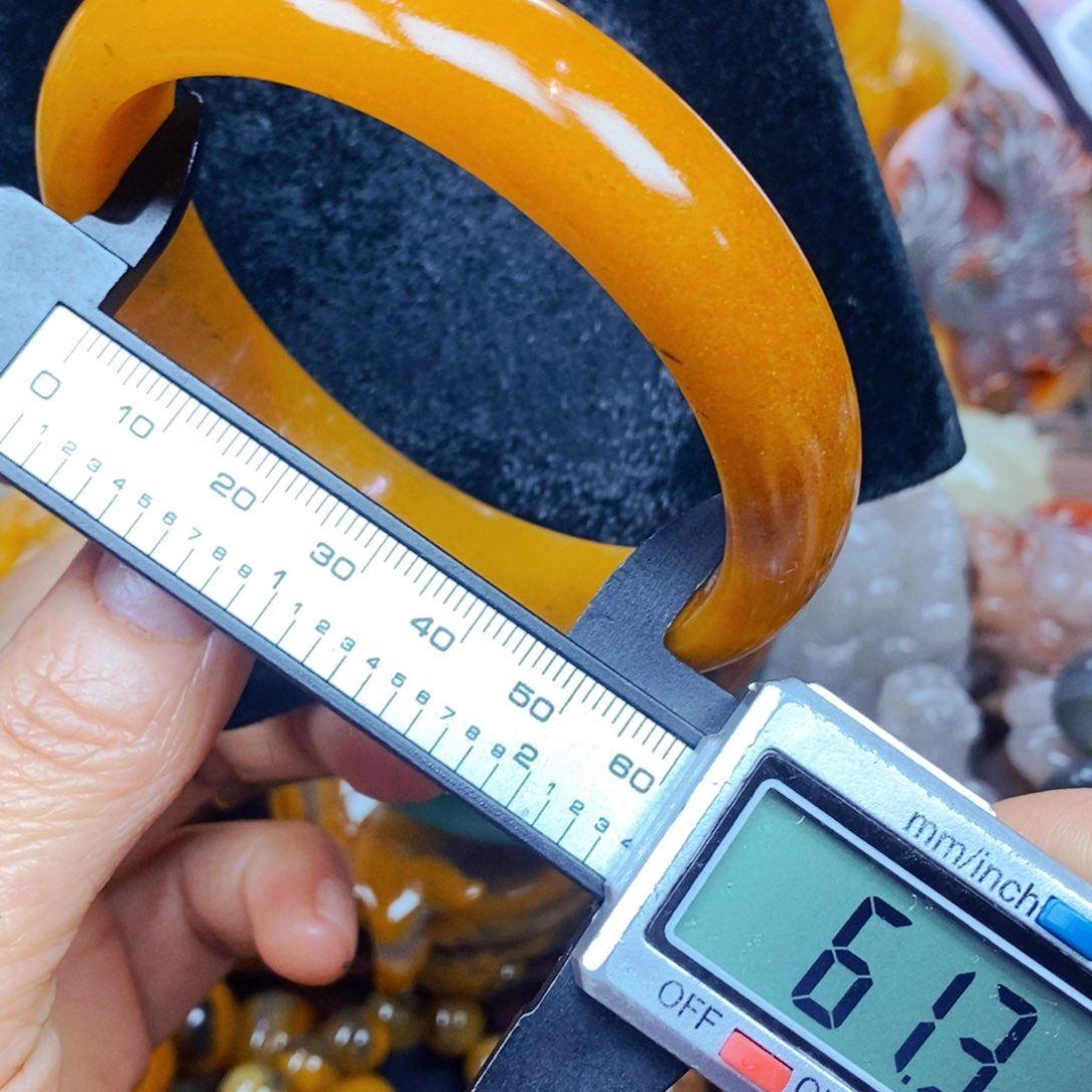 未镶嵌石英质玉（黄龙玉）颈饰