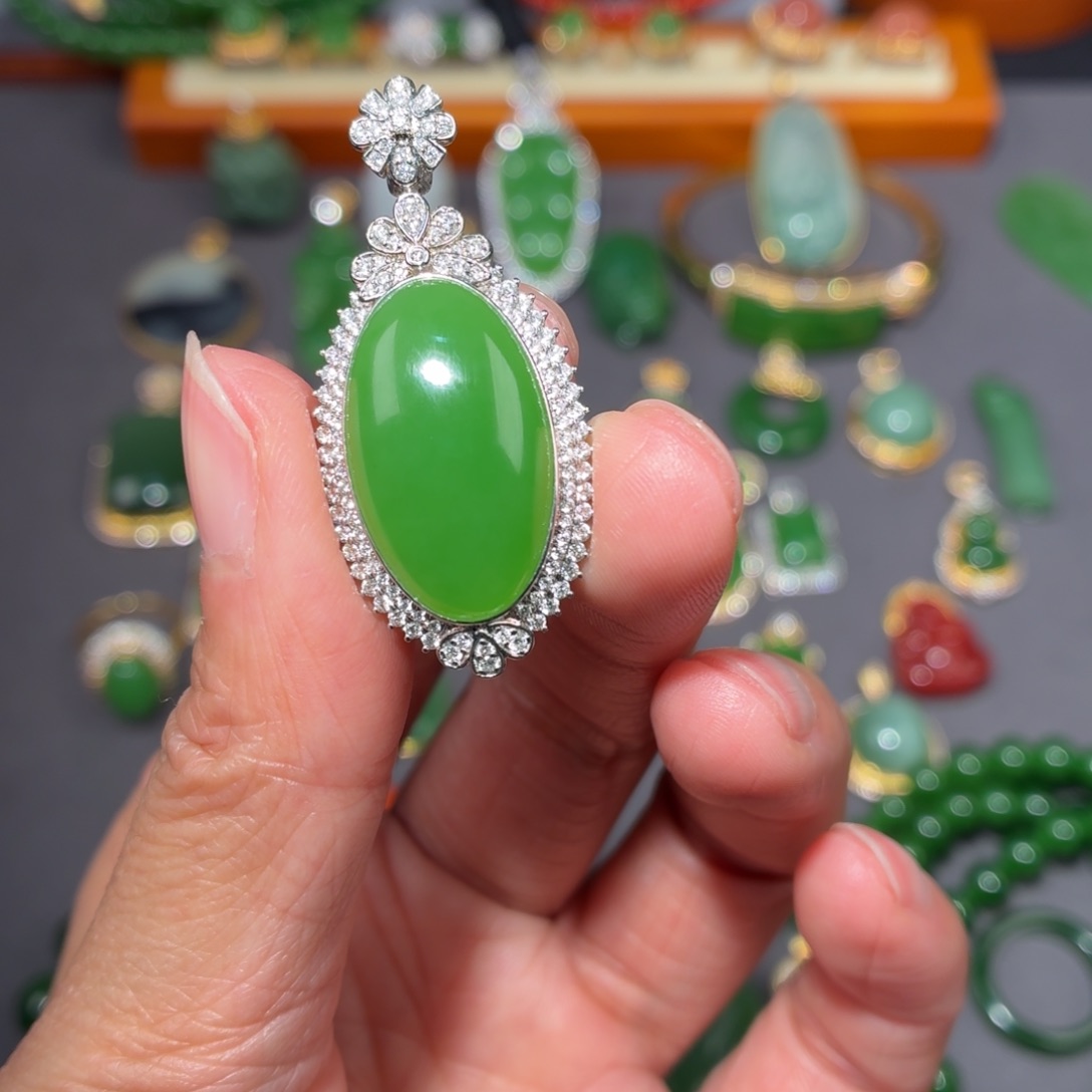 晨***光和田玉18K金镶嵌颈饰