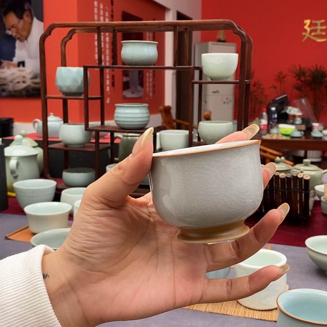 月白色压手杯廷怀窑