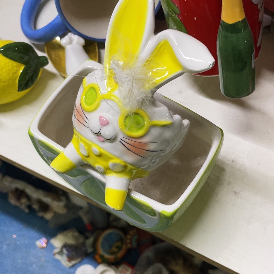 摆件   磕碰。封釉。     