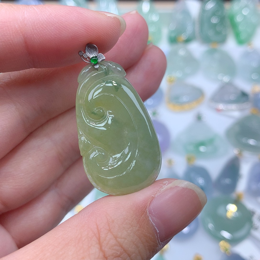 翡翠颈饰18K金镶嵌如意