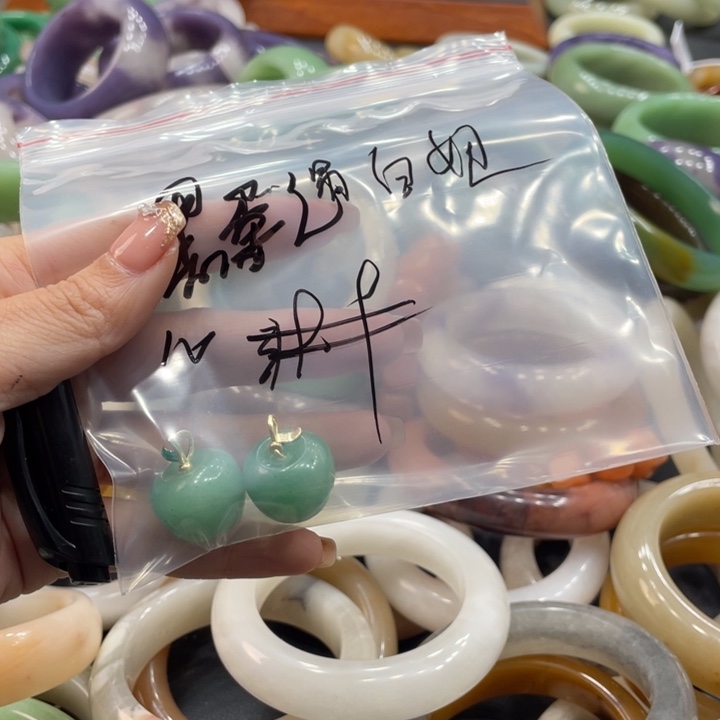 黑***妞石英质玉未镶嵌珠宝奇石