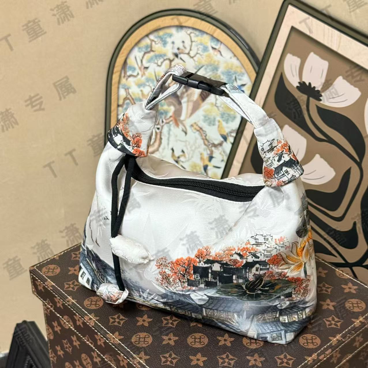 （诗意江南包）新款月牙斜跨手提包25*27左右