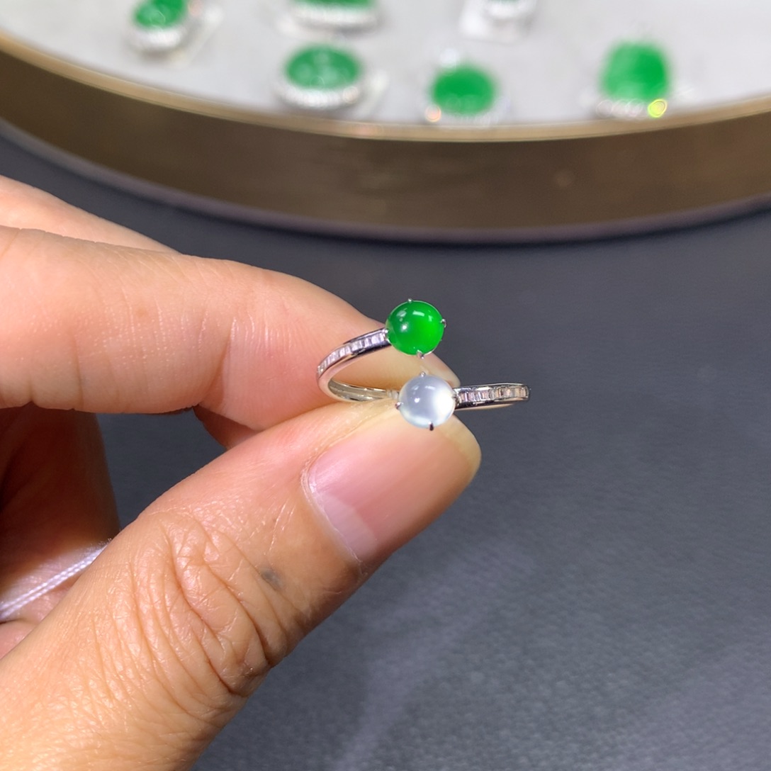 翡翠戒指18K金镶嵌翡翠