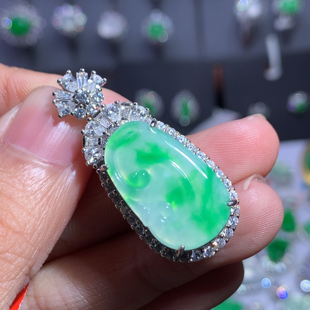 翡翠颈饰18K金镶嵌如意吊坠