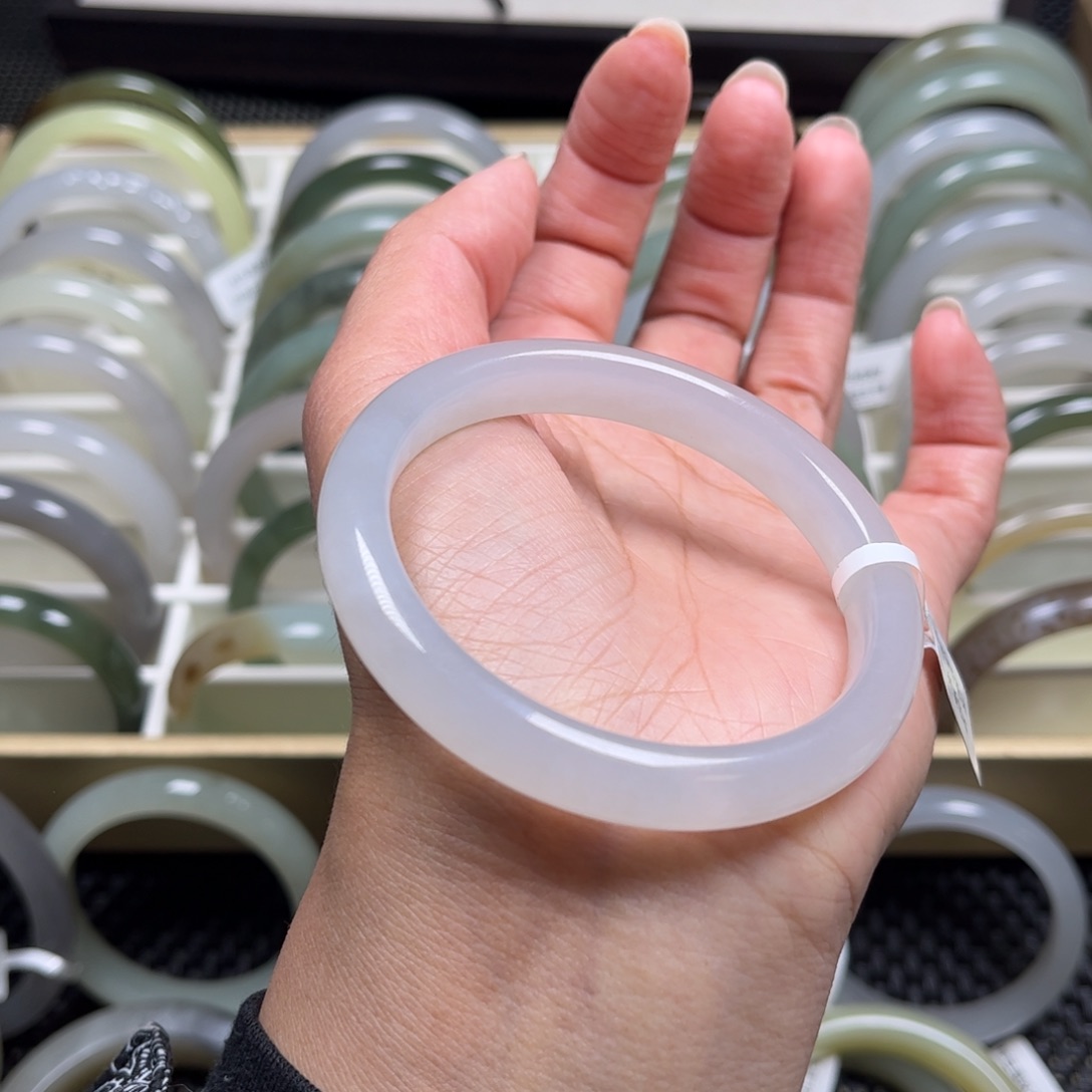 和田玉未镶嵌手镯56.6圈