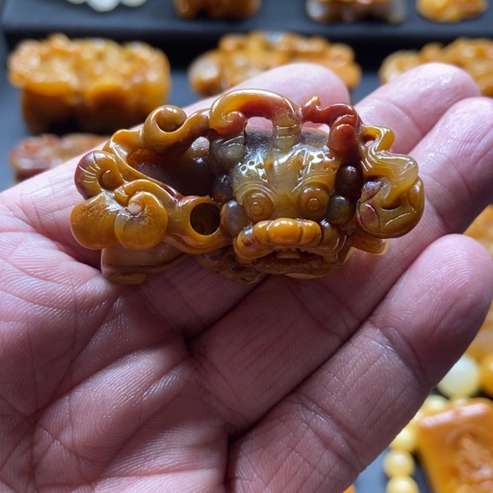 石英质玉（黄龙玉）未镶嵌颈饰