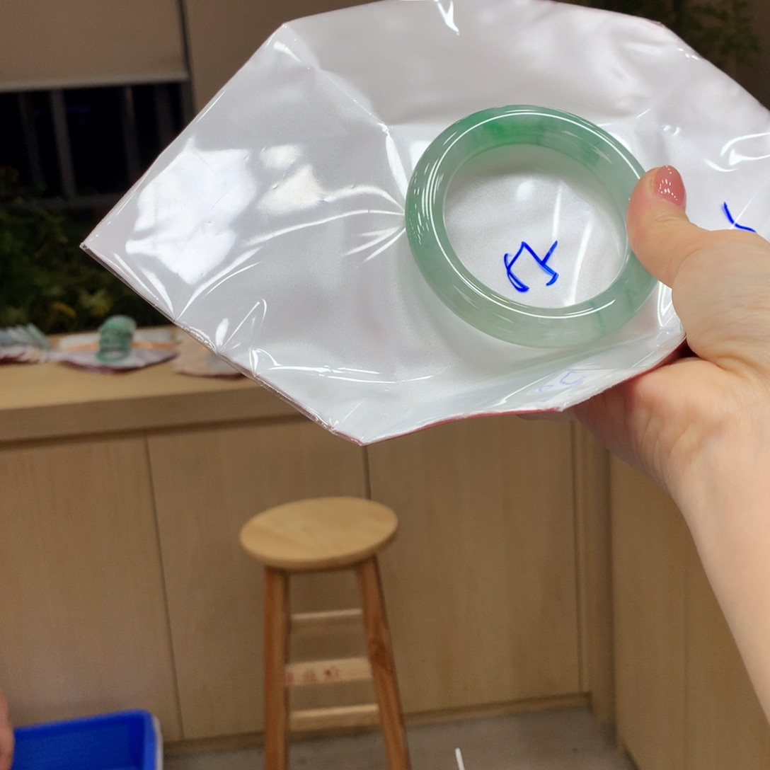 翡翠手镯未镶嵌不退不换