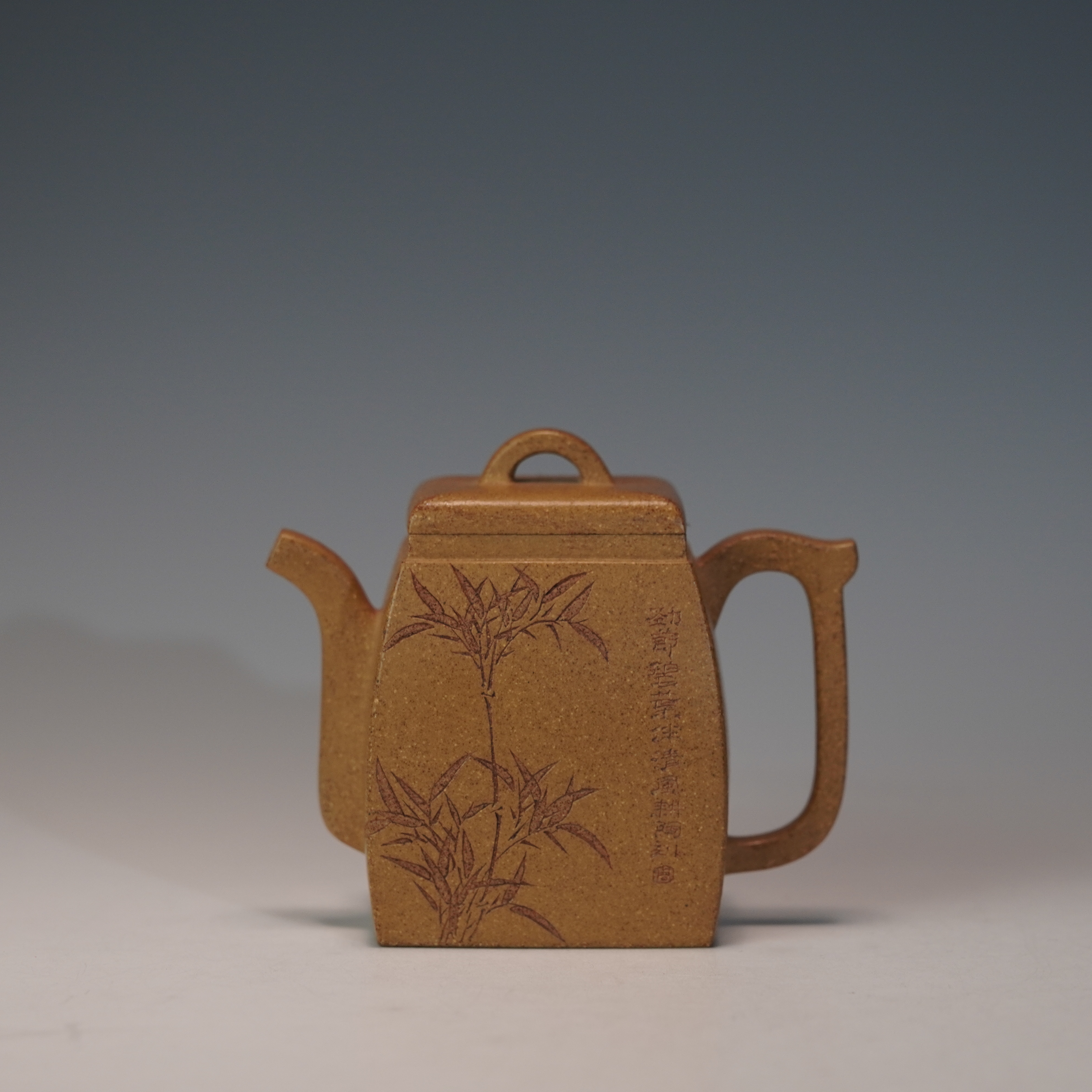 lot.21513 顾跃君 朱砂黄段泥汉方壶 160cc