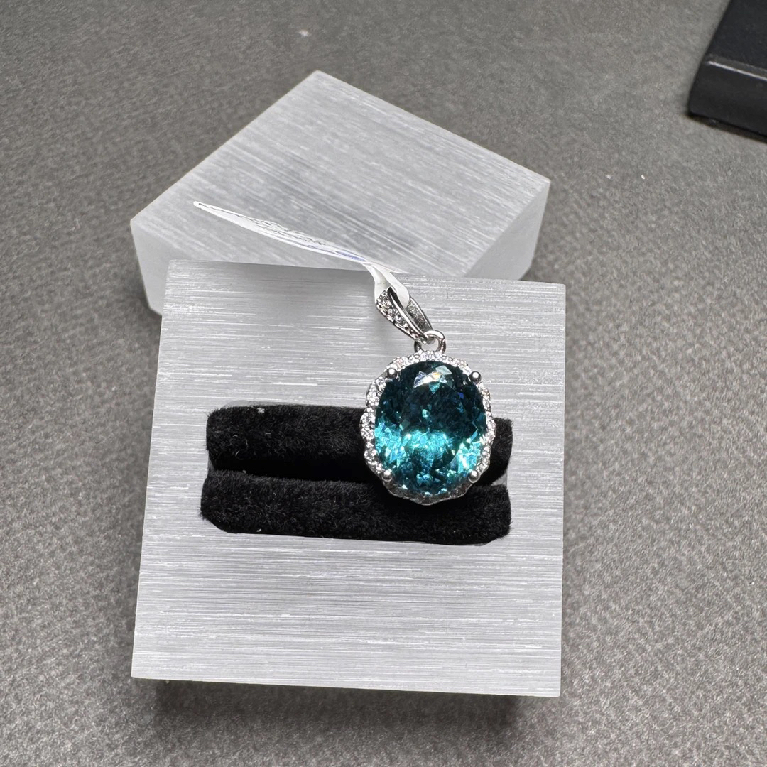 人造钇铝榴石钇铝榴石独具霓虹感锁骨间一抹湖水蓝典藏吊坠