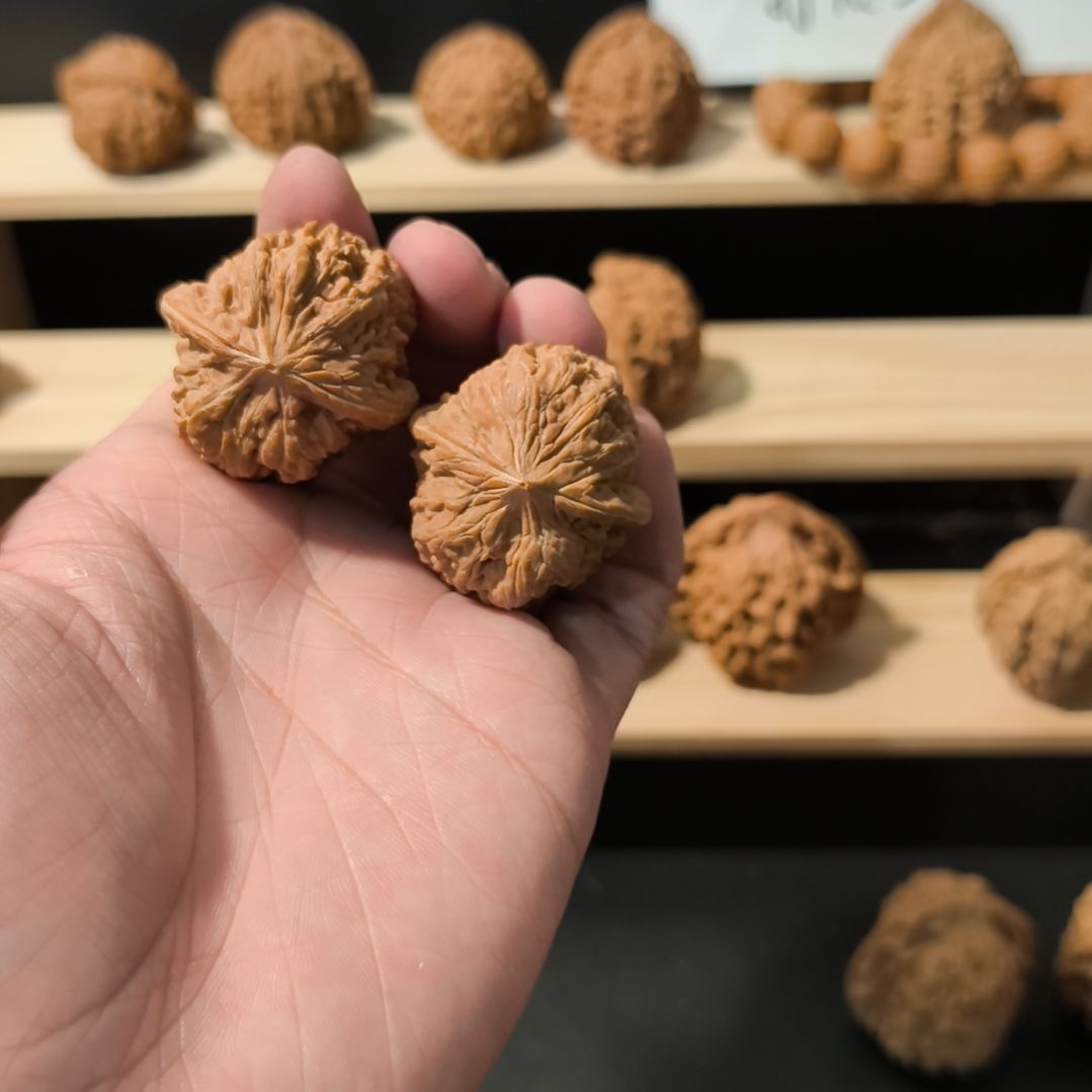 伊***学文玩核桃吊坠36平谷凹底，给大哥漏了