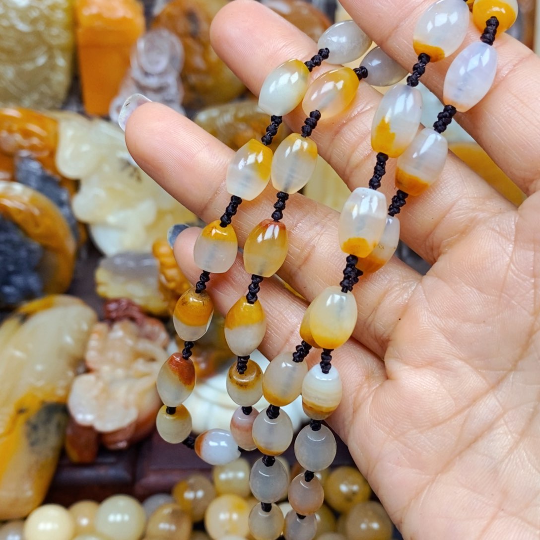 石英质玉（黄龙玉）未镶嵌颈饰