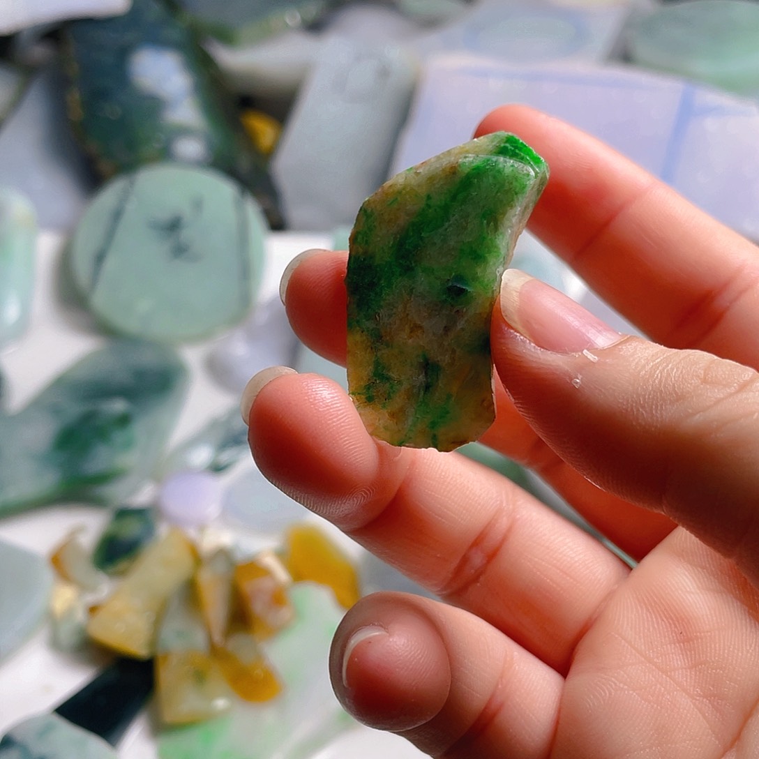 颈饰未镶嵌翡翠故*。