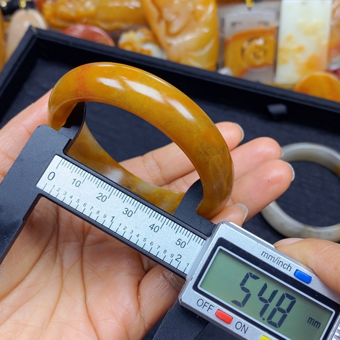 石英质玉（黄龙玉）颈饰未镶嵌