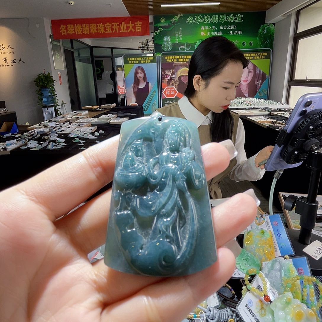 颈饰未镶嵌翡翠一个