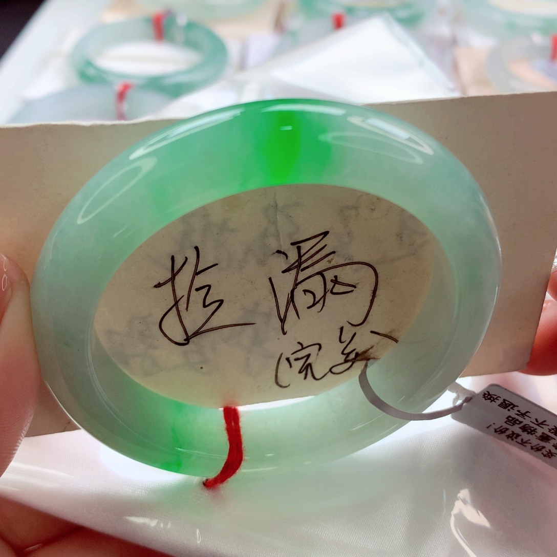 翡翠手镯未镶嵌师妹