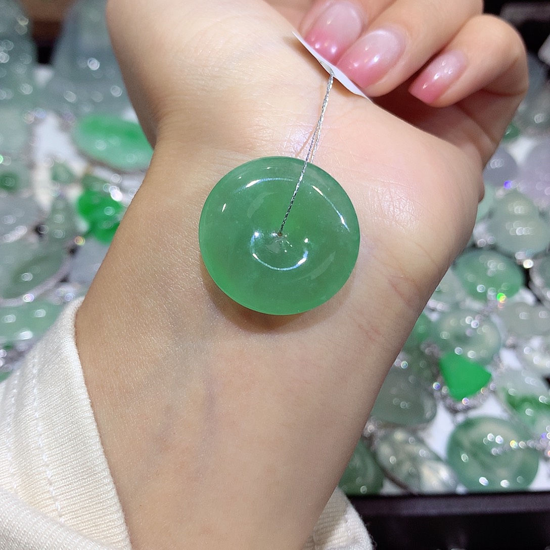 翡翠未镶嵌颈饰扣