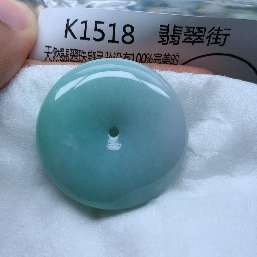 翡翠颈饰未镶嵌手串。