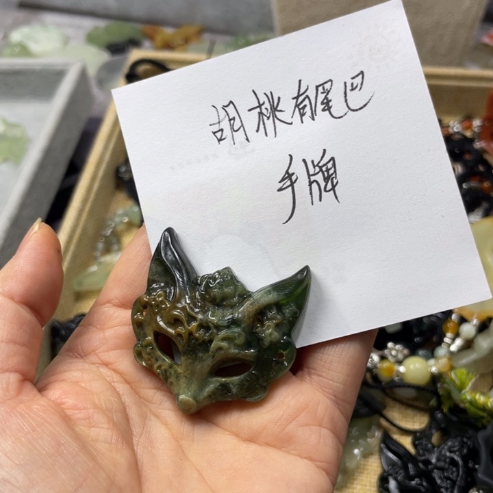 胡***巴蛇纹石玉合金颈饰