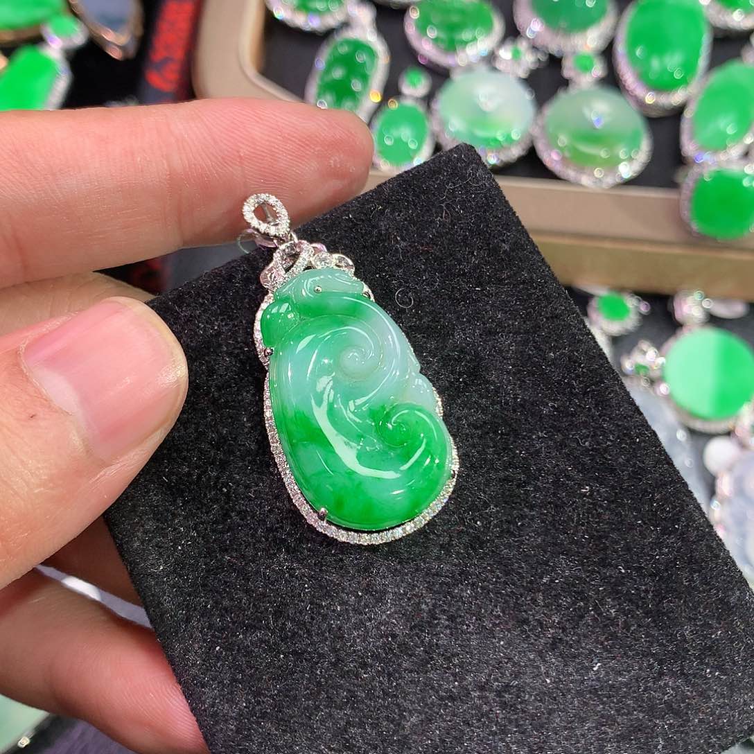 翡翠吊坠(赠链)18K金镶嵌