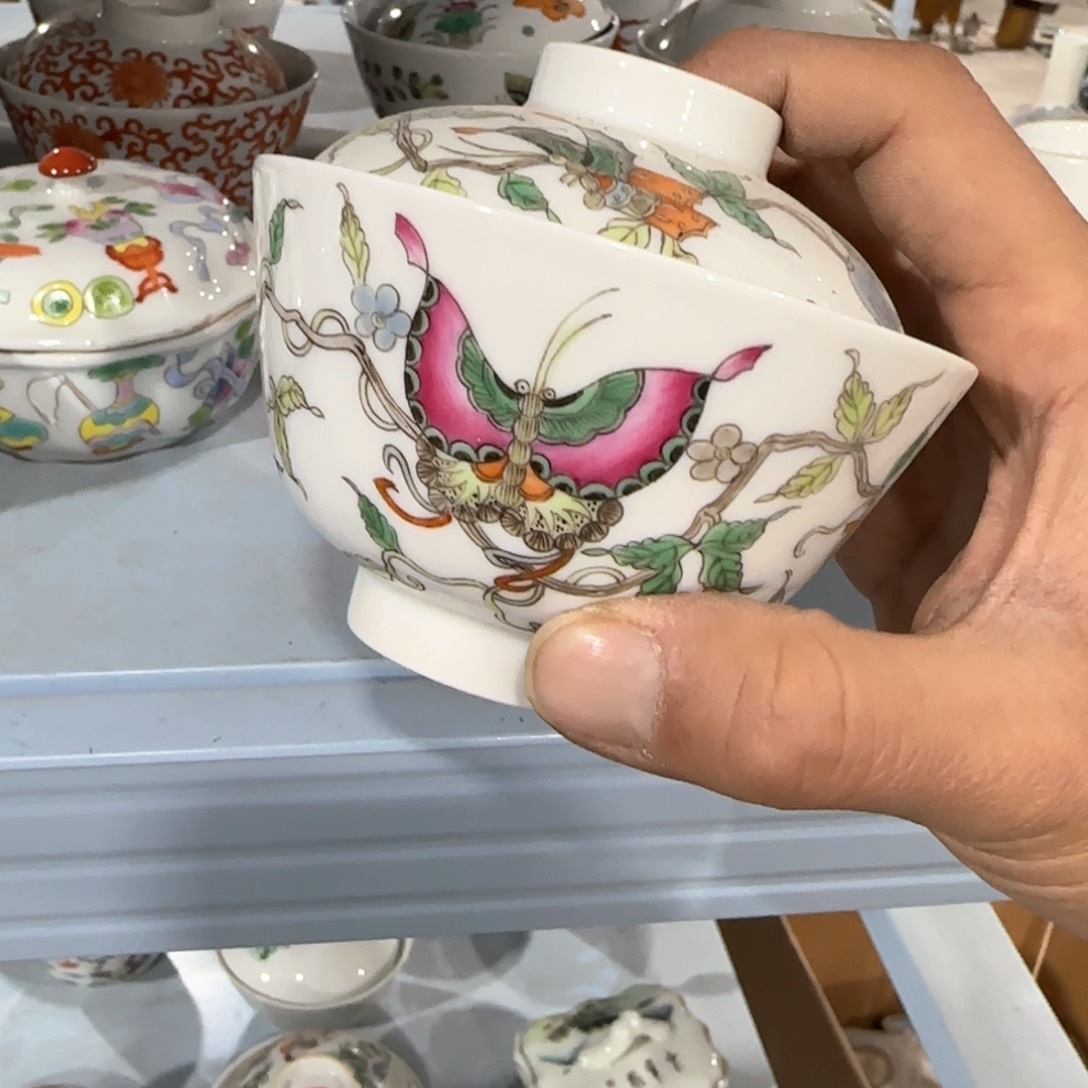 瓷片瓷器上用白泥雕刻出各种