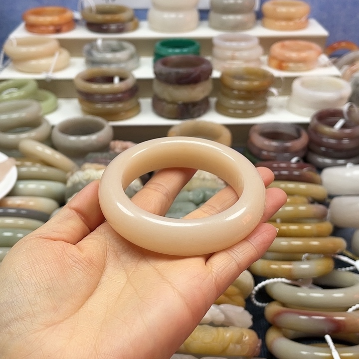 石英岩玉未镶嵌手镯