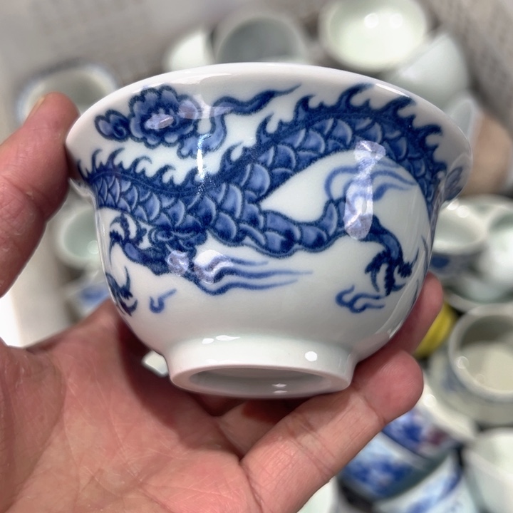 瓷片白青花铠甲龙压手杯微瑕