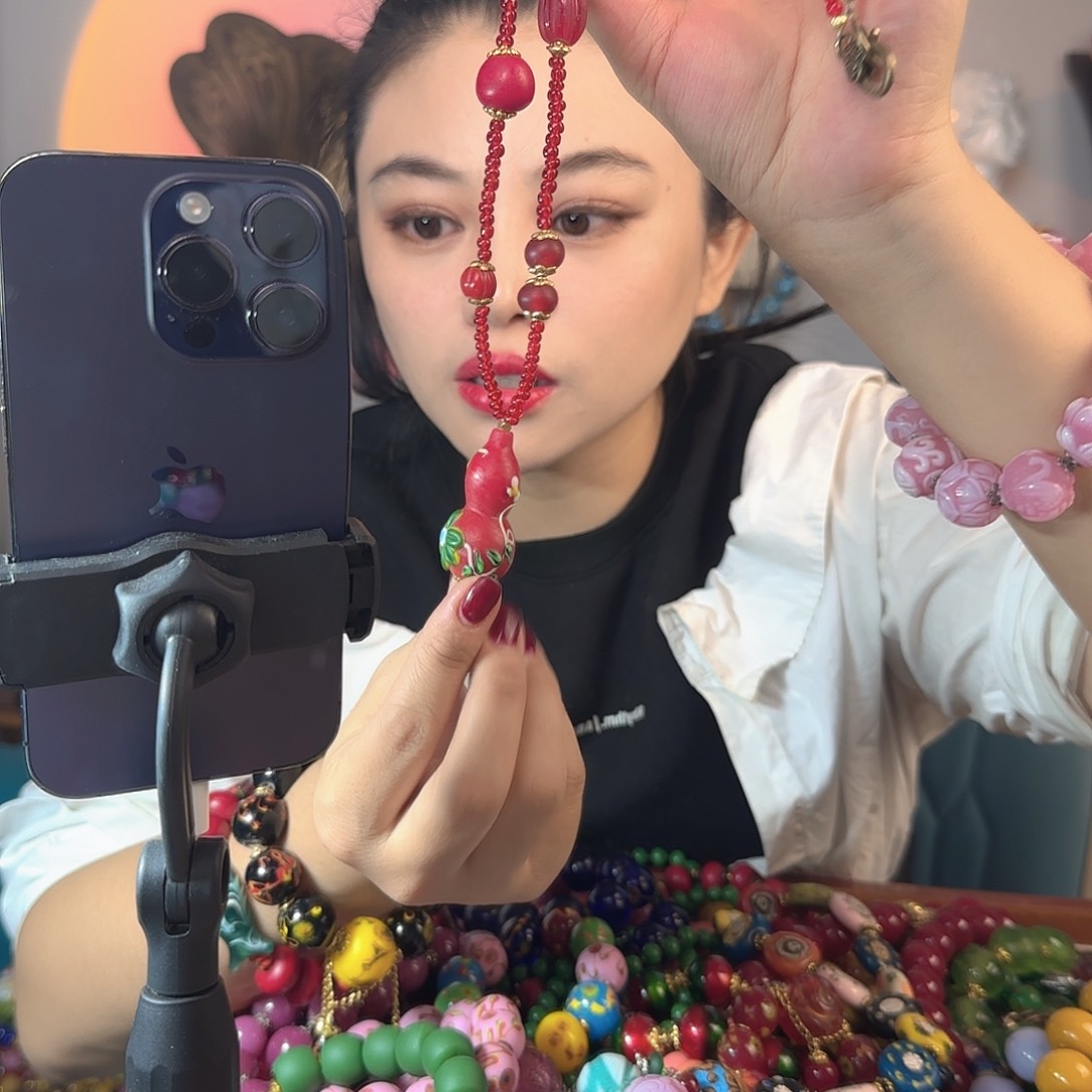 玻璃颈饰老琉璃的故事是一个人在一