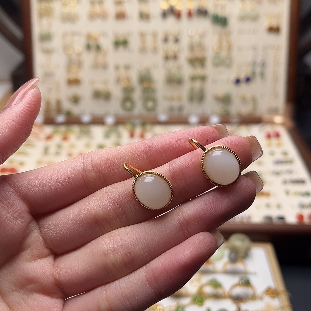 朝***与和田玉未镶嵌耳饰