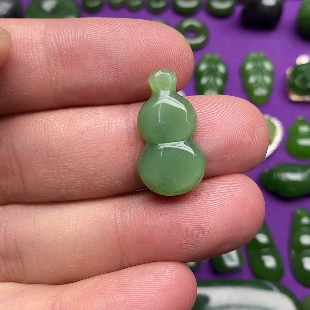 仰***空和田玉（碧玉）未镶嵌吊坠(不含链)
