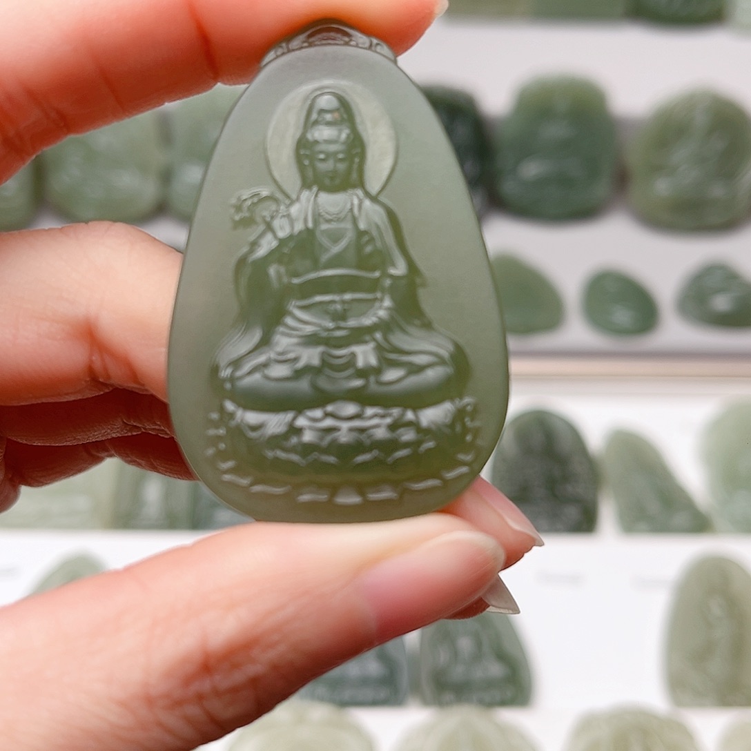 一***以和田玉未镶嵌颈饰