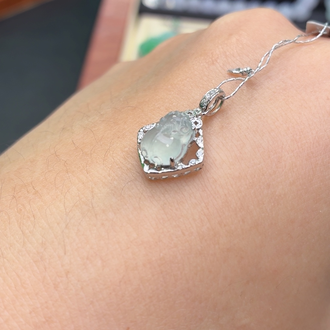 翡翠18K金镶嵌颈饰