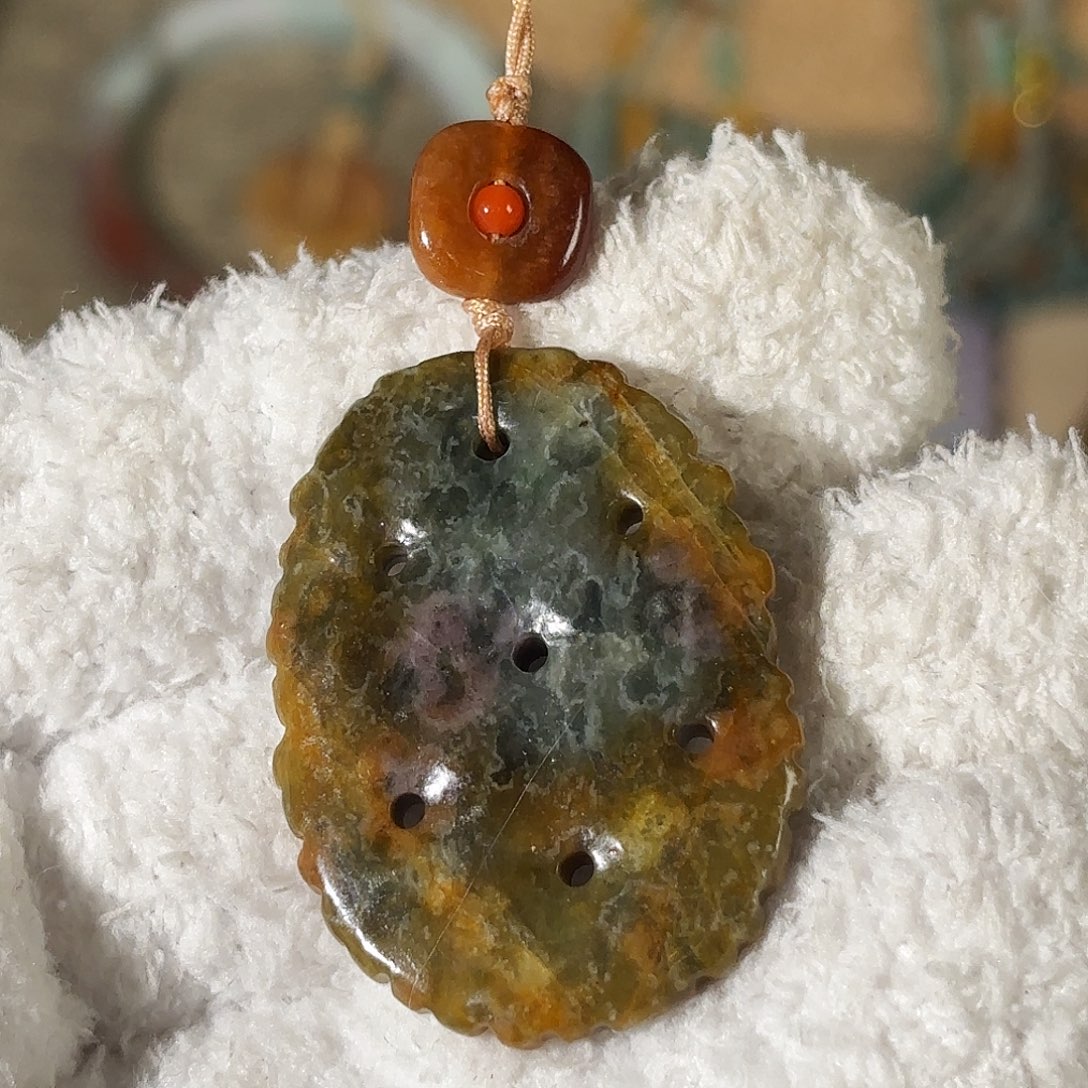 翡翠未镶嵌颈饰很难遇的怪色翡翠