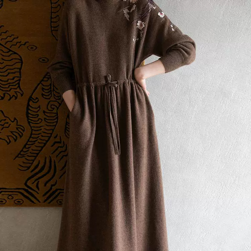 牧衣游原创 进口牦牛绒毛织混纺连衣裙女冬手绣软糯气质长裙 成诗