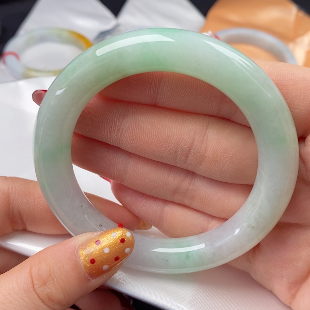 翡翠手镯未镶嵌58口