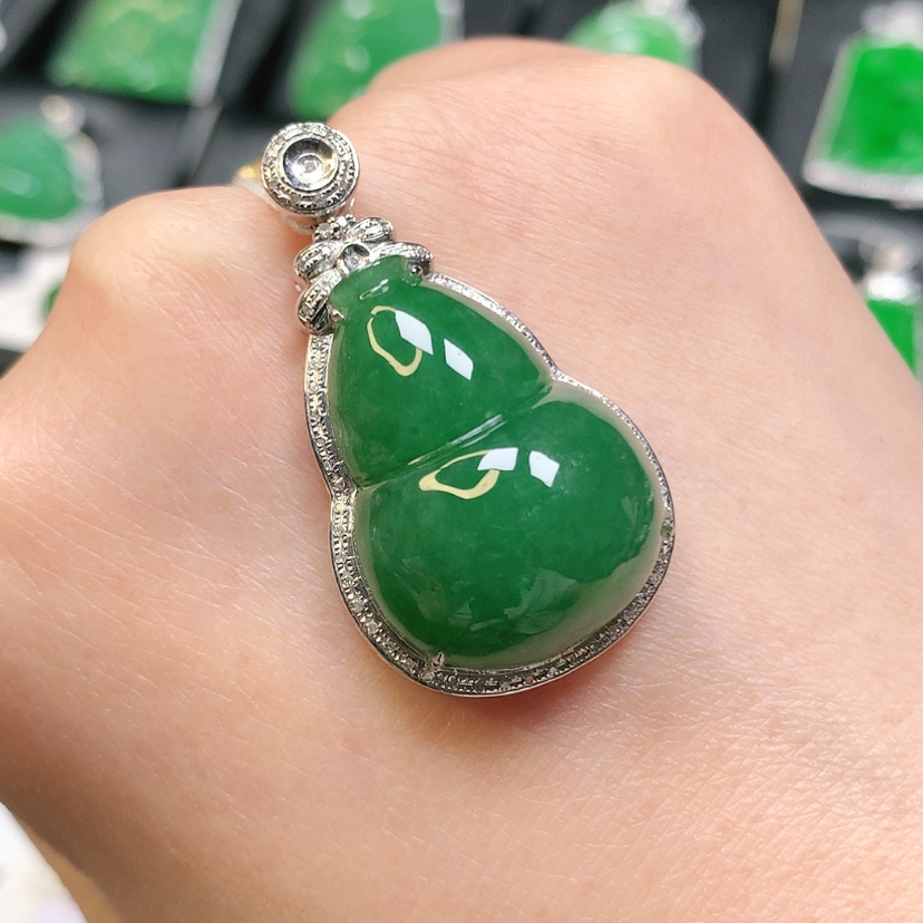 【闪购商品】翡翠18K金镶嵌颈饰葫芦