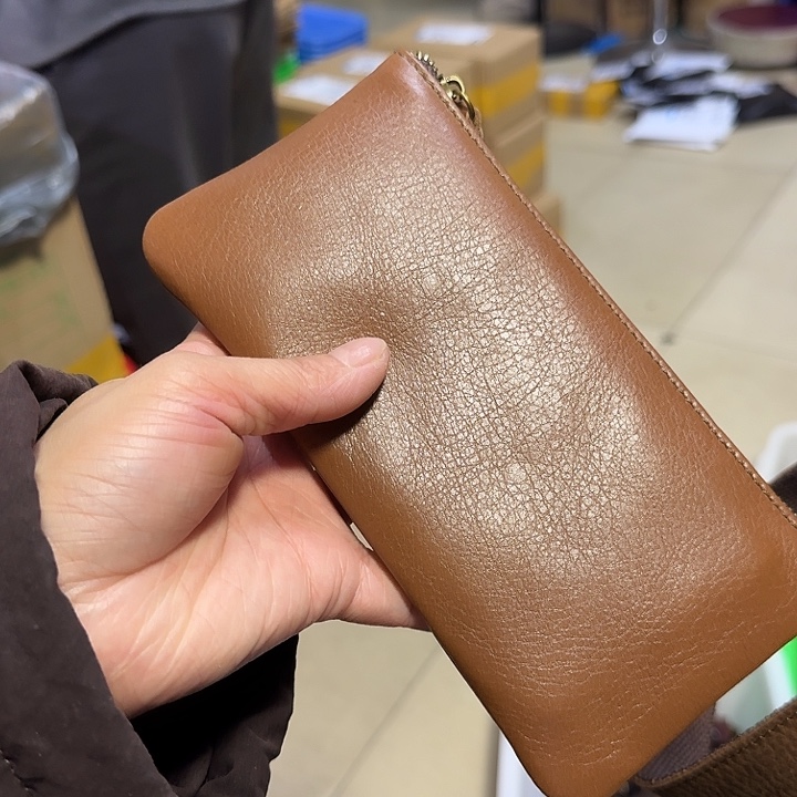 头层牛皮浅棕色收纳小包