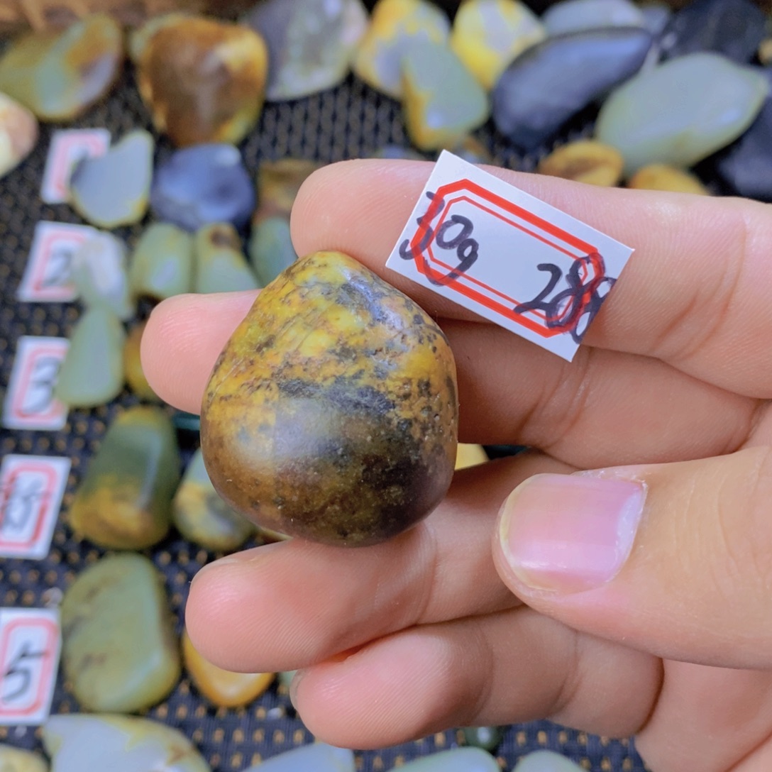 颈饰未镶嵌和田玉（糖玉）