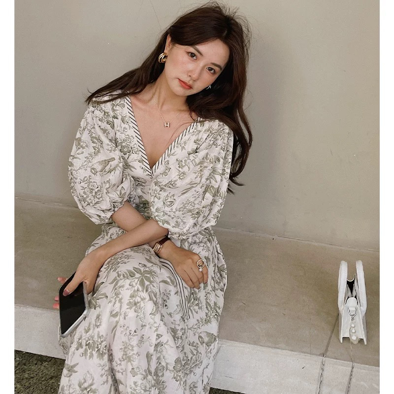 夏季新款法式复古V领泡泡袖小众长款碎花连衣裙