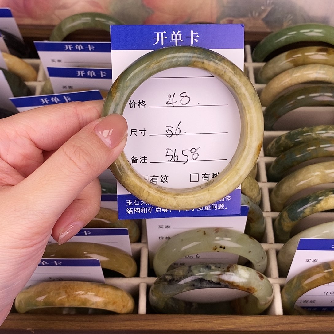 蛇纹石玉手镯未镶嵌