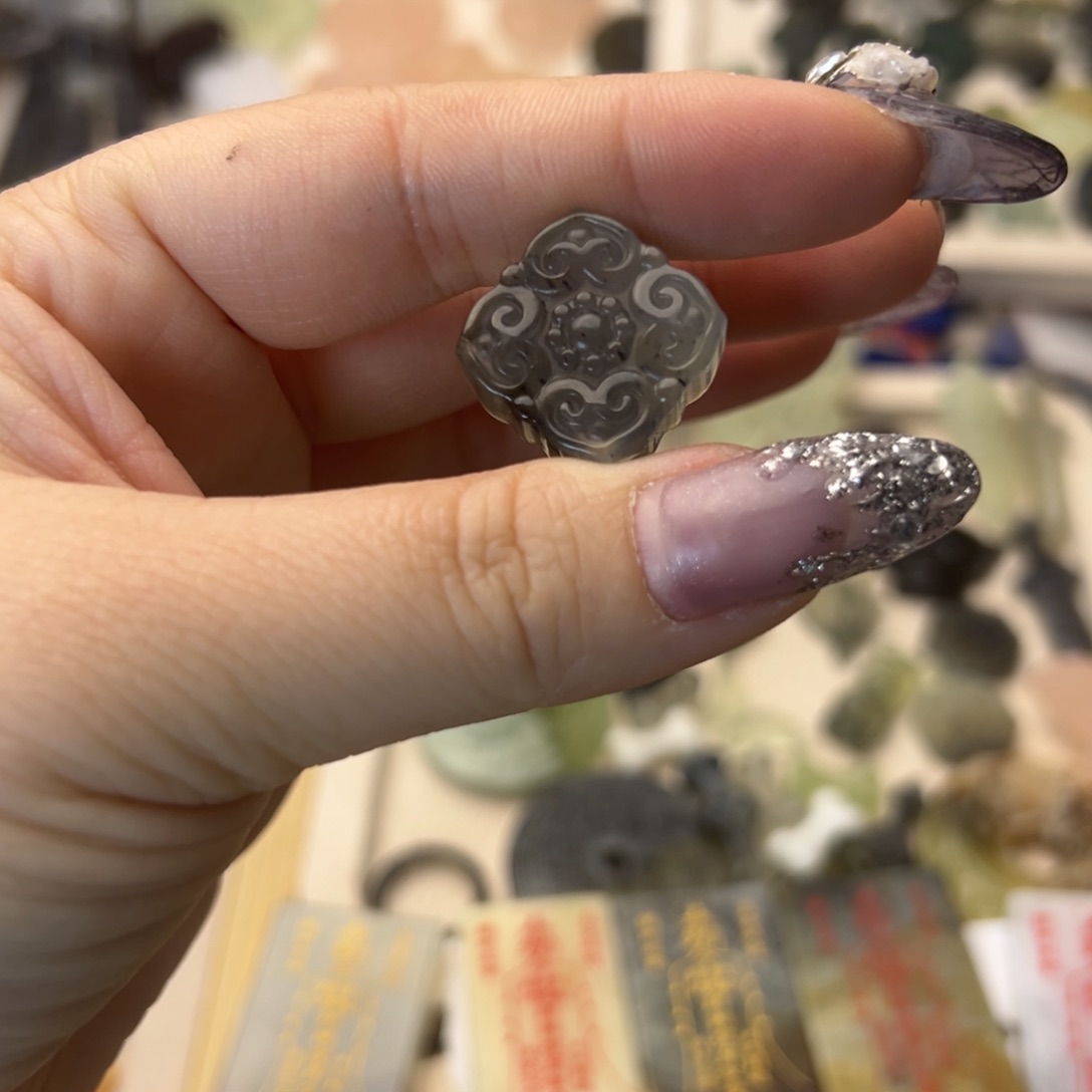 蛇纹石玉颈饰合金