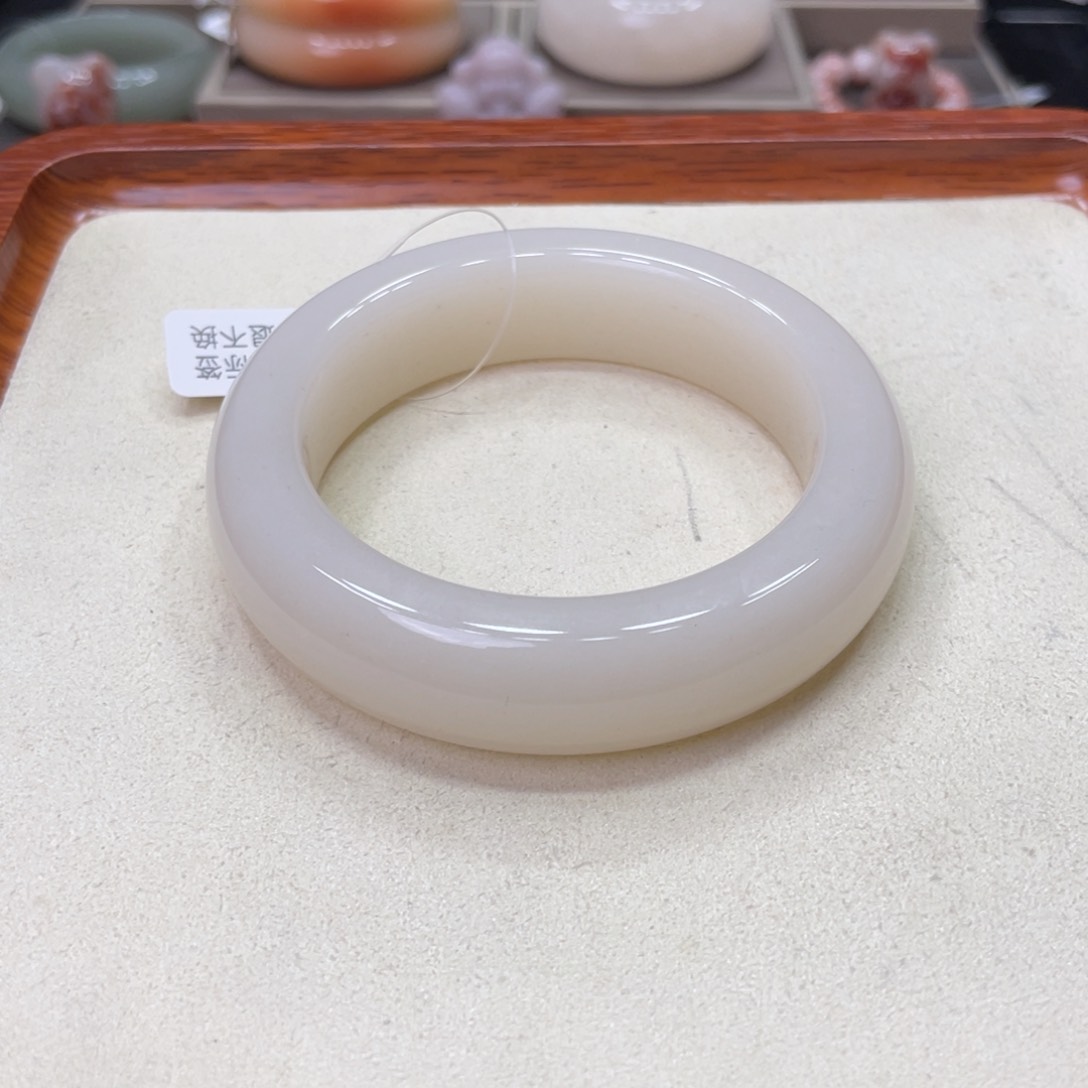 未镶嵌手镯石英岩玉