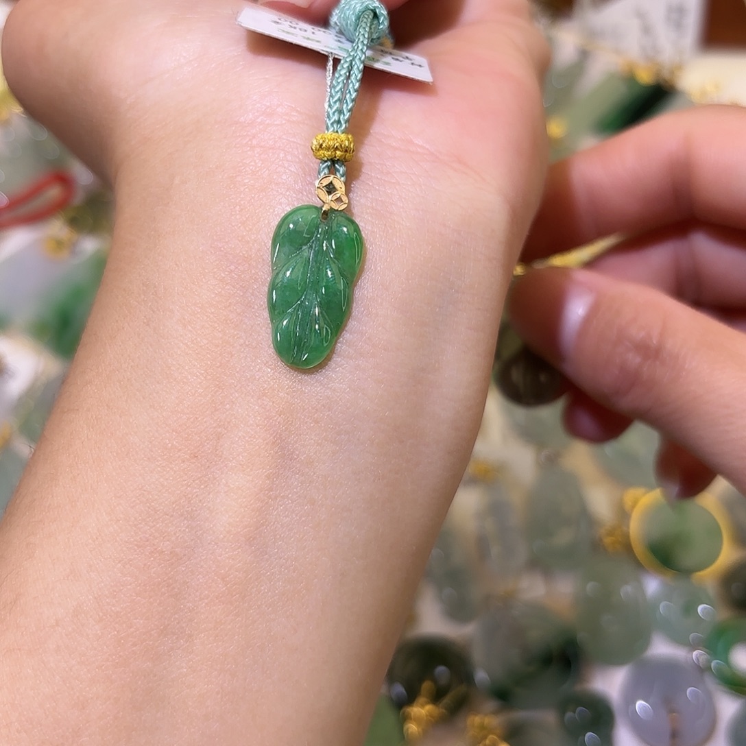 翡翠18K金镶嵌颈饰叶子