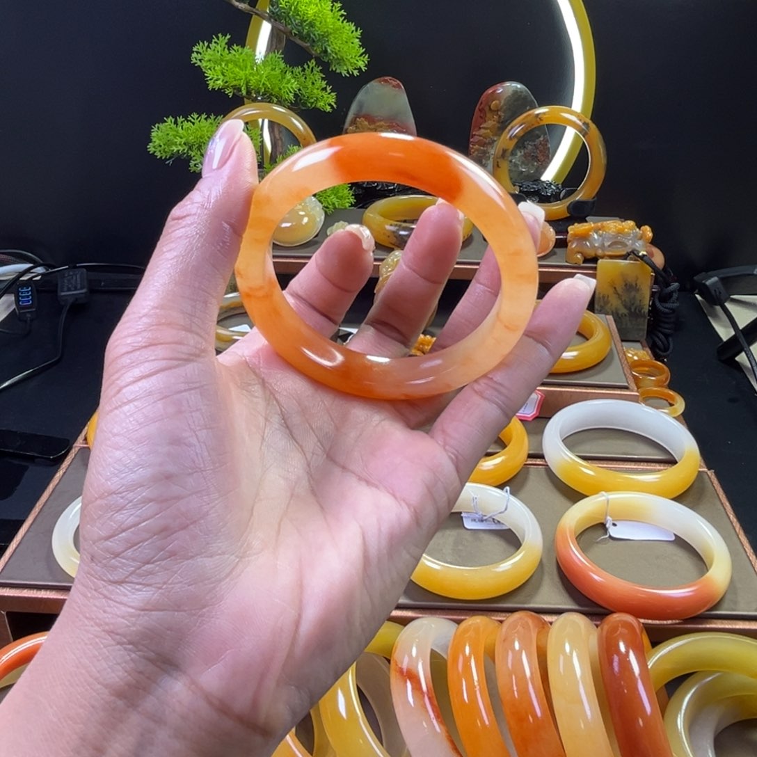 未镶嵌手镯石英质玉
