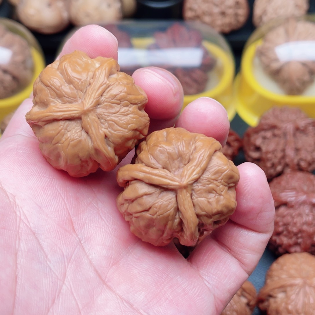 文玩核桃把件蛤蟆头三棱35×35×34