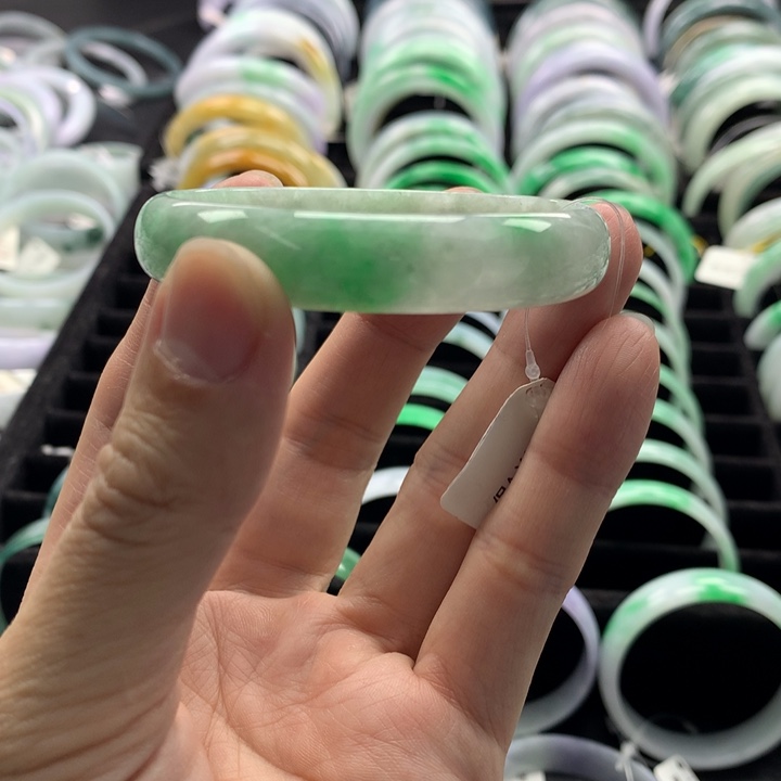 翡翠手镯未镶嵌翡翠