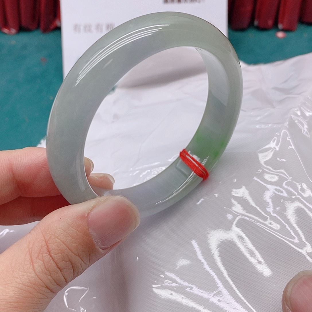翡翠手镯未镶嵌财****班2111111111111
