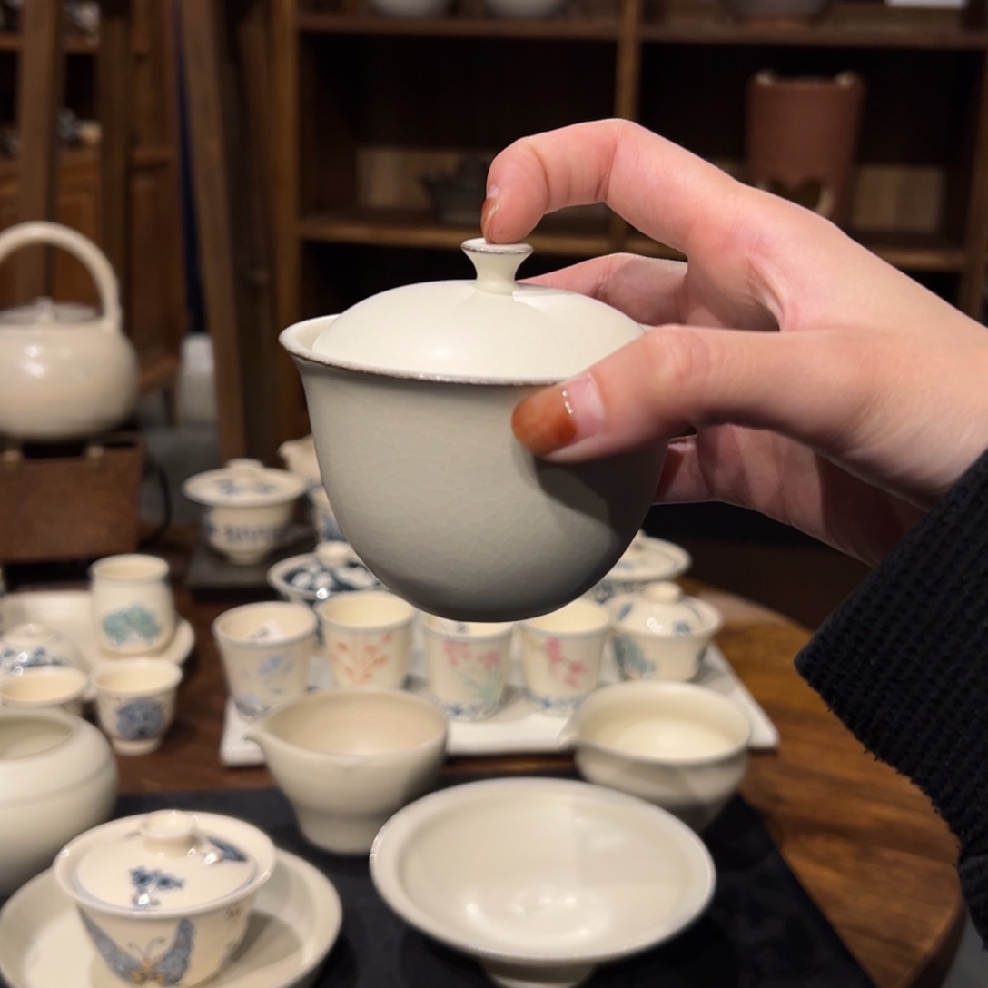 摆件陶瓷。      陶瓷。        