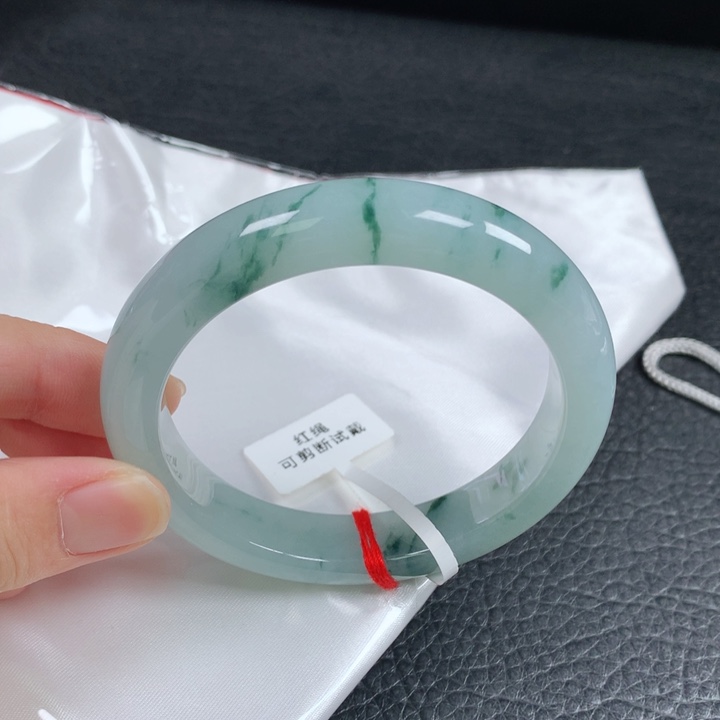 翡翠未镶嵌手镯  